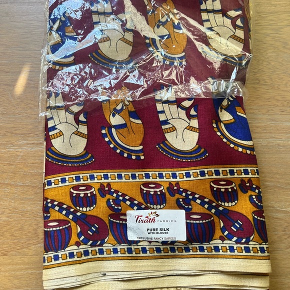 New saree with unstitched blouse material. - Picture 2 of 3